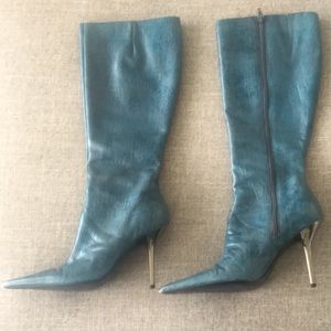 BCBG boots size 8 snakeskin blue!